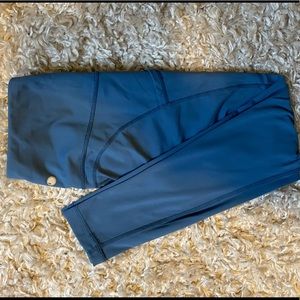 Blue leggings with a pocket